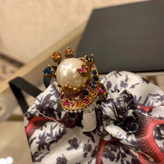 GUCCI 26S PEARL BEE MULTICOLOR CRYSTAL STATEMENT RING IN AGED GOLD TONE METAL 624287
