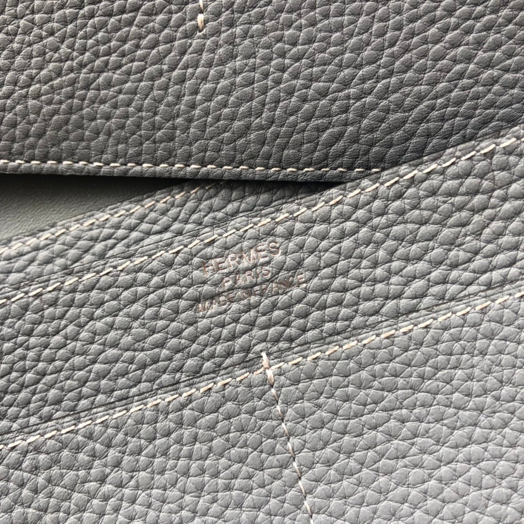 TOGO PASSPORT HOLDER 20 IN SILVER GRAY CALFSKIN