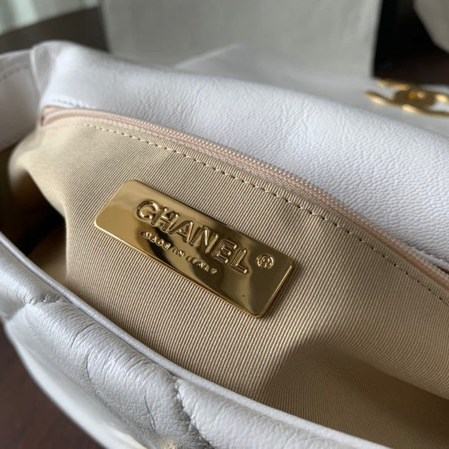 19 FLAP BAG 30 WHITE GOATSKIN