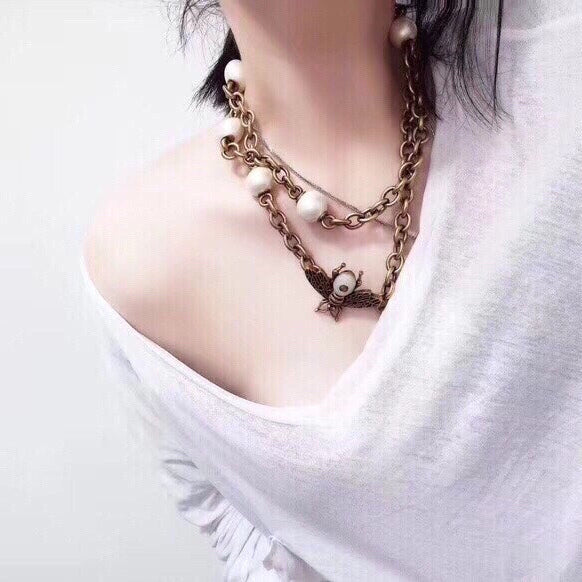 GUCCI 26S BEE CHARM PEARL STATION CHAIN NECKLACE IN AGED GOLD TONE METAL 633889