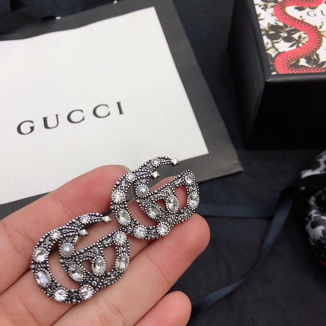 GUCCI 26S DOUBLE G LOGO CRYSTAL EMBELLISHED STATEMENT BROOCH IN SILVER TONE METAL 629029