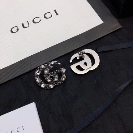 GUCCI 26S DOUBLE G LOGO CRYSTAL EMBELLISHED STATEMENT BROOCH IN SILVER TONE METAL 629029