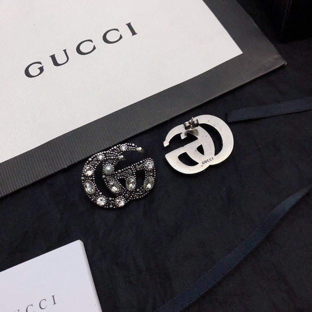 GUCCI 26S DOUBLE G LOGO CRYSTAL EMBELLISHED STATEMENT BROOCH IN SILVER TONE METAL 629029