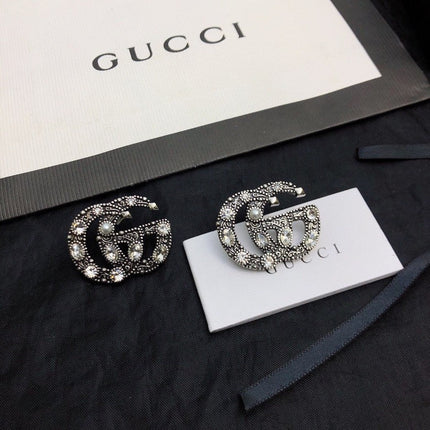 GUCCI 26S DOUBLE G LOGO CRYSTAL EMBELLISHED STATEMENT BROOCH IN SILVER TONE METAL 629029