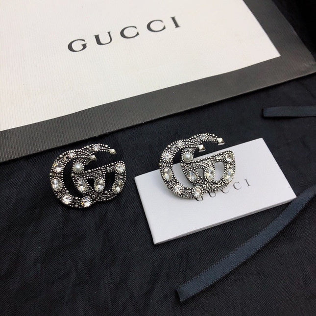 GUCCI 26S DOUBLE G LOGO CRYSTAL EMBELLISHED STATEMENT BROOCH IN SILVER TONE METAL 629029