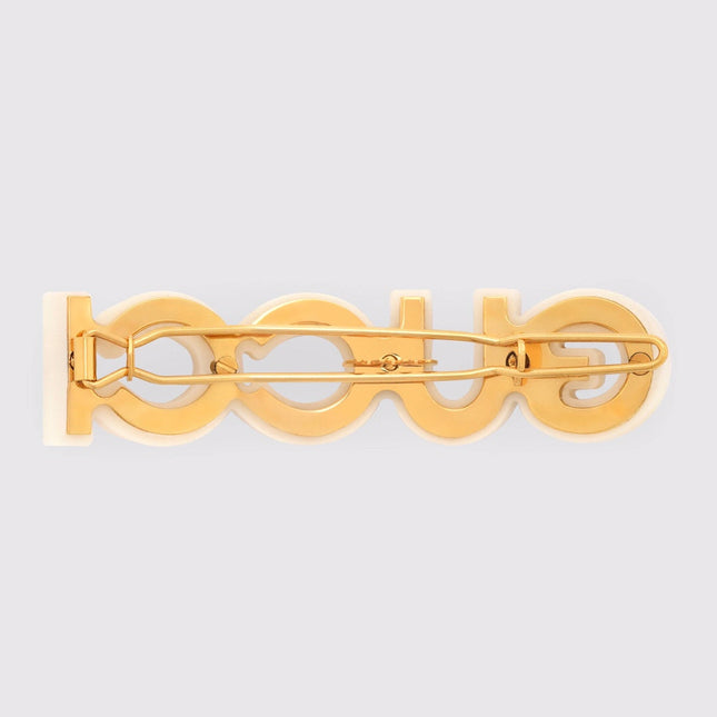 GUCCI 26S CRYSTAL EMBELLISHED SCRIPT LOGO STATEMENT BROOCH IN GOLD TONE METAL 629881