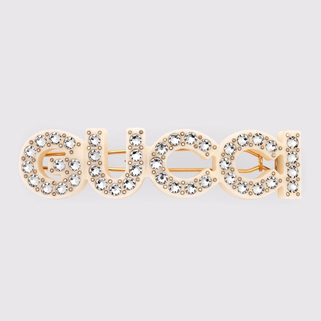 GUCCI 26S CRYSTAL EMBELLISHED SCRIPT LOGO STATEMENT BROOCH IN GOLD TONE METAL 629881