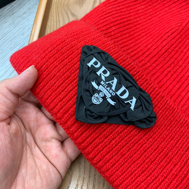 BEANIE HAT IN CHERRY RED WOOL 431358