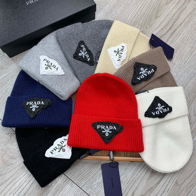 BEANIE HAT IN CHERRY RED WOOL 431358