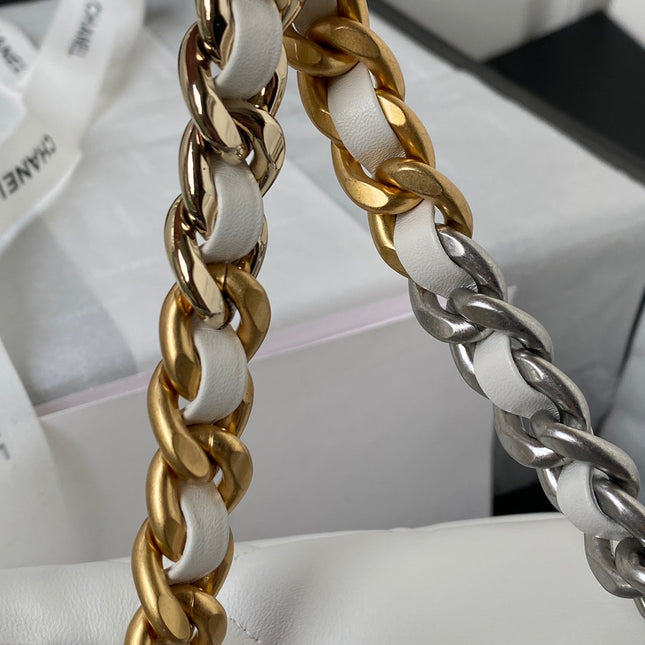 CC LARGE 30 FLAP BAG IN WHITE LAMBSKIN