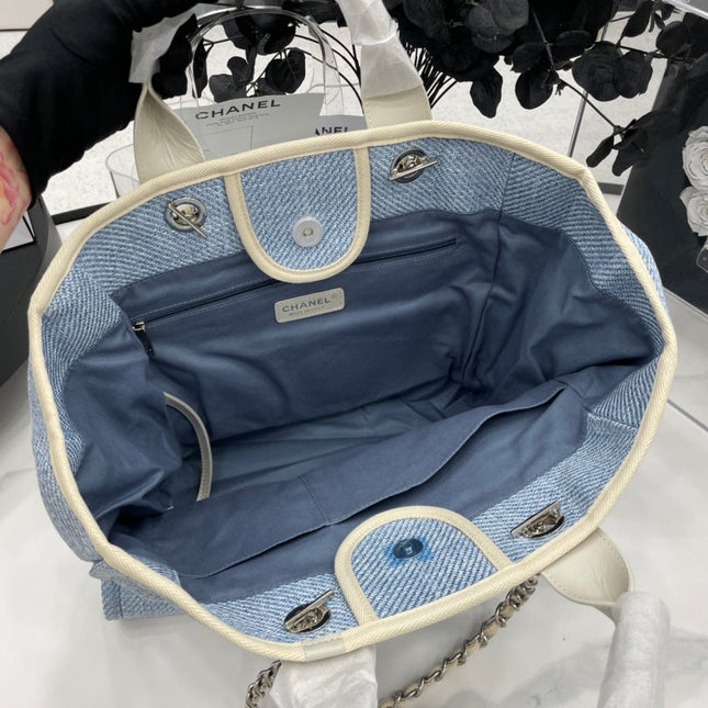 CC DEAUVILLE LARGE 38 TOTE BAG IN LIGHT BLUE CANVAS WITH BLACK LOGO