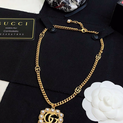 GUCCI 26S INTERLOCKING G PEARL FRAME PENDANT NECKLACE IN GOLD TONE METAL 625672