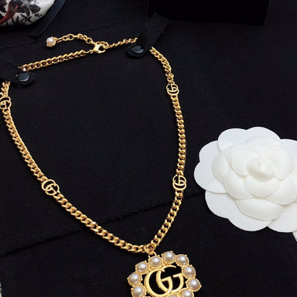 GUCCI 26S INTERLOCKING G PEARL FRAME PENDANT NECKLACE IN GOLD TONE METAL 625672