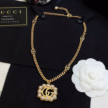 GUCCI 26S INTERLOCKING G PEARL FRAME PENDANT NECKLACE IN GOLD TONE METAL 625672