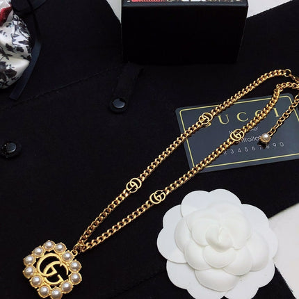 GUCCI 26S INTERLOCKING G PEARL FRAME PENDANT NECKLACE IN GOLD TONE METAL 625672