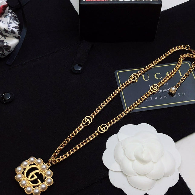 GUCCI 26S INTERLOCKING G PEARL FRAME PENDANT NECKLACE IN GOLD TONE METAL 625672