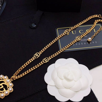 GUCCI 26S INTERLOCKING G PEARL FRAME PENDANT NECKLACE IN GOLD TONE METAL 625672
