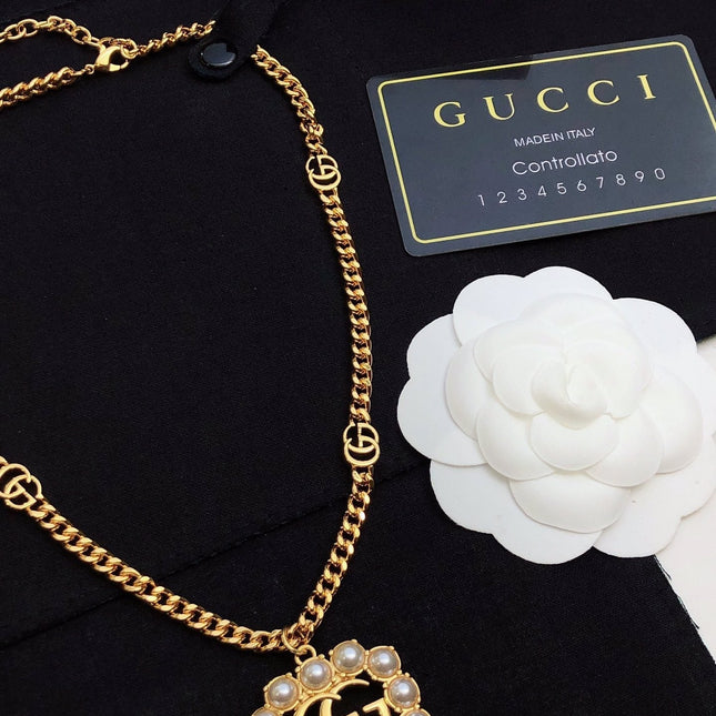 GUCCI 26S INTERLOCKING G PEARL FRAME PENDANT NECKLACE IN GOLD TONE METAL 625672