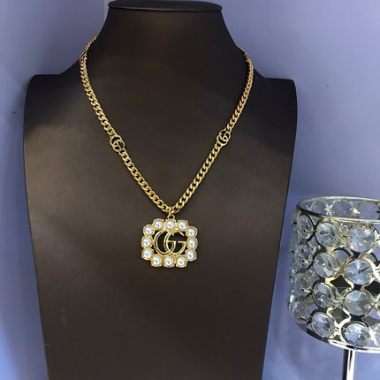 GUCCI 26S INTERLOCKING G PEARL FRAME PENDANT NECKLACE IN GOLD TONE METAL 625672