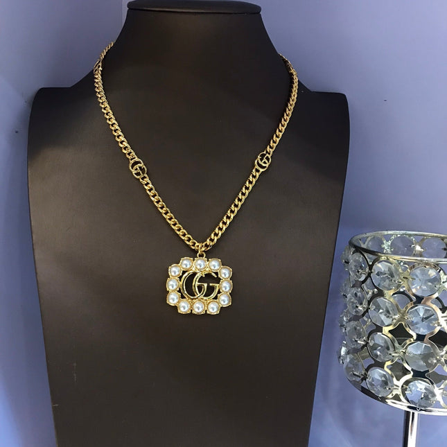 GUCCI 26S INTERLOCKING G PEARL FRAME PENDANT NECKLACE IN GOLD TONE METAL 625672