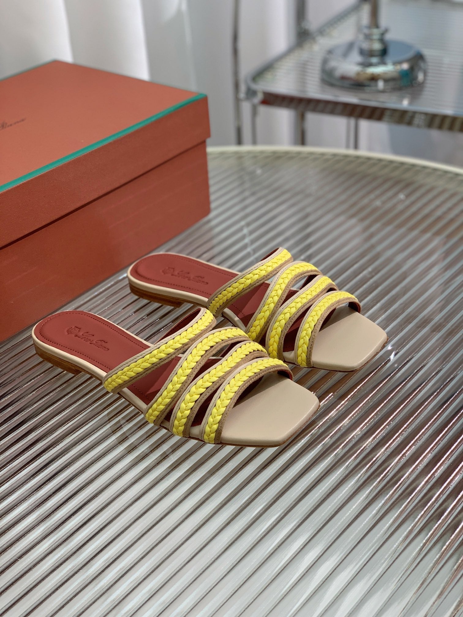 LP SPRIGHTLY CHARMS FLAT SANDAL LEMON CALFSKIN