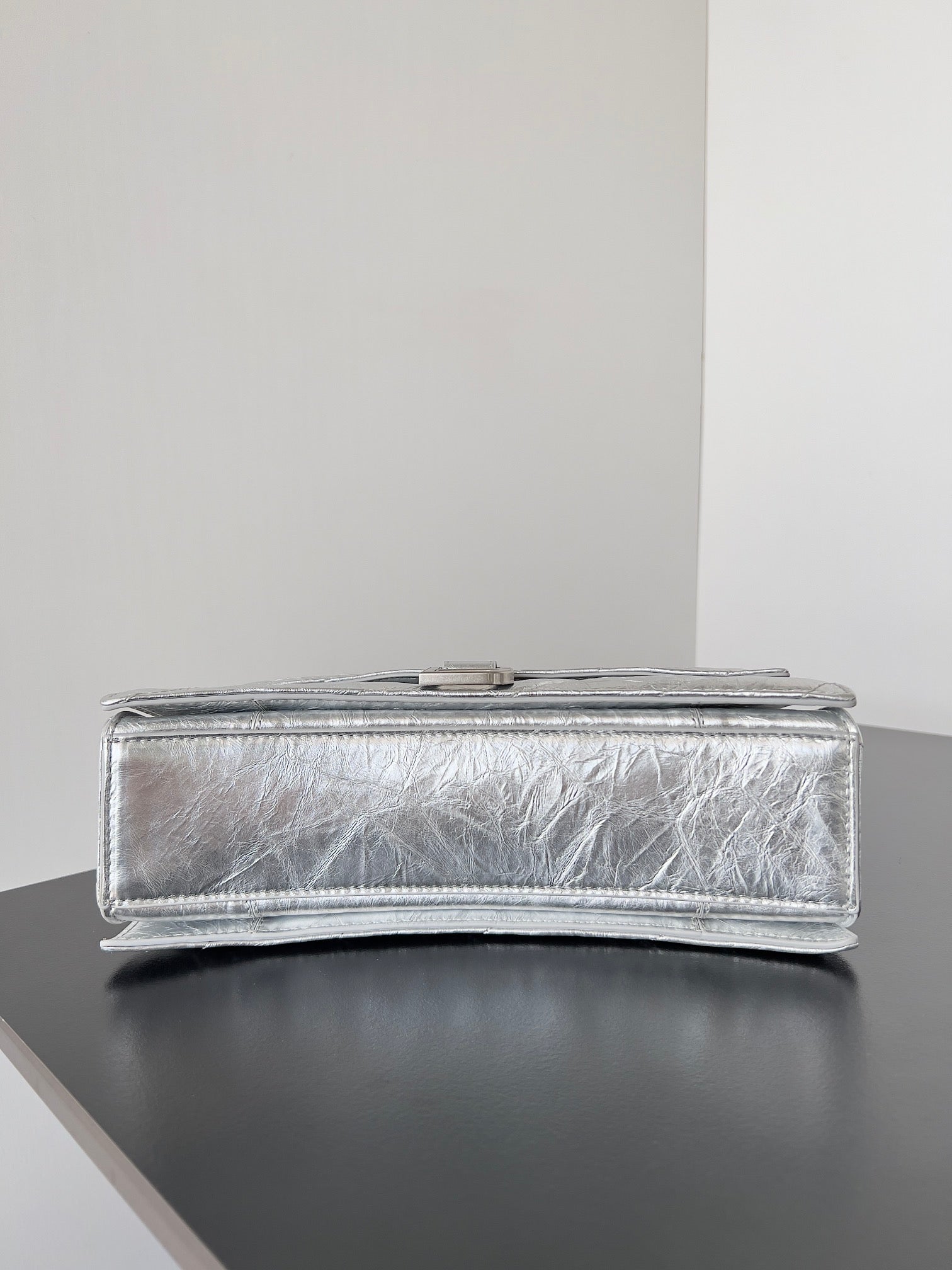 CRUSH CHAINED BAG 25 IN SILVER METALLIC QUILTED CRUSHED CALFSKIN