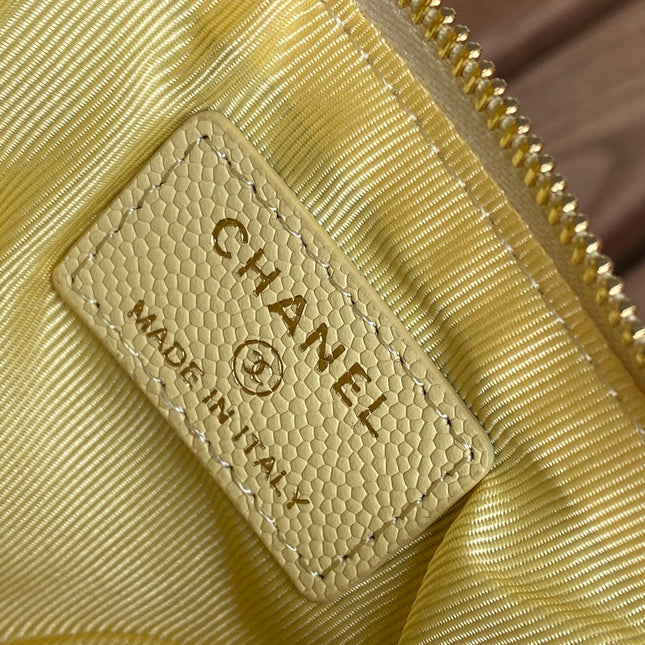 CC CLASSIC SMALL 15 ZIPPED POUCH IN YELLOW CORN GRAINED CALFSKIN