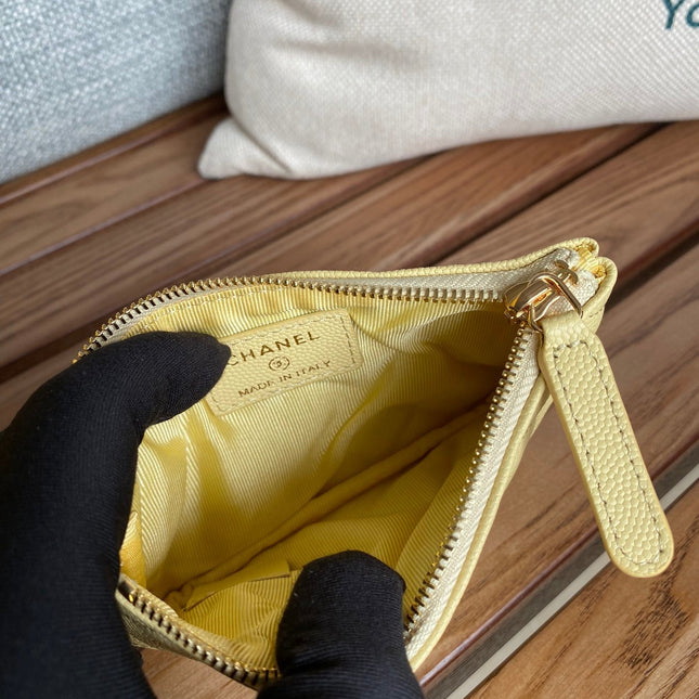 CC CLASSIC SMALL 15 ZIPPED POUCH IN YELLOW CORN GRAINED CALFSKIN