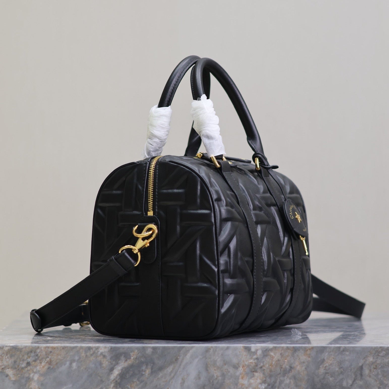 GROOVE BAG 25 IN BLACK MACROCANNAGE CALFSKIN WITH GOLD HARDWARE