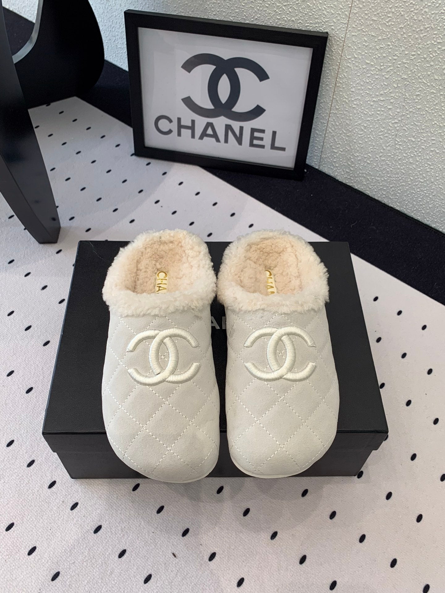 FLAT MULE IN BEIGE SUEDE AND LAMB FUR LINING