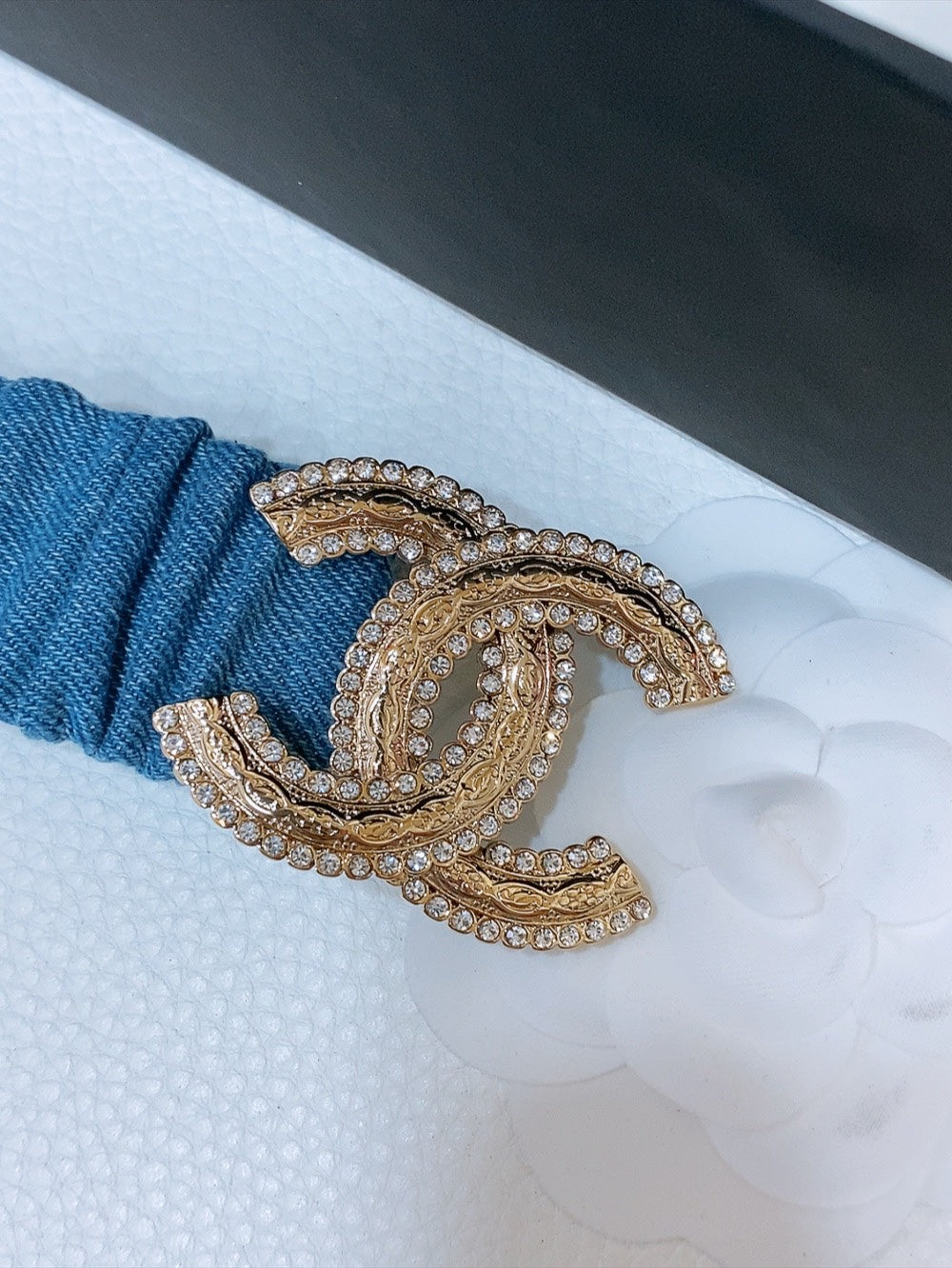 DOUBLE C ELASTIC BELT 30MM IN BLUE DENIM WITH GOLD BUCKLE AND SIDE RHINESTONE DETAILING