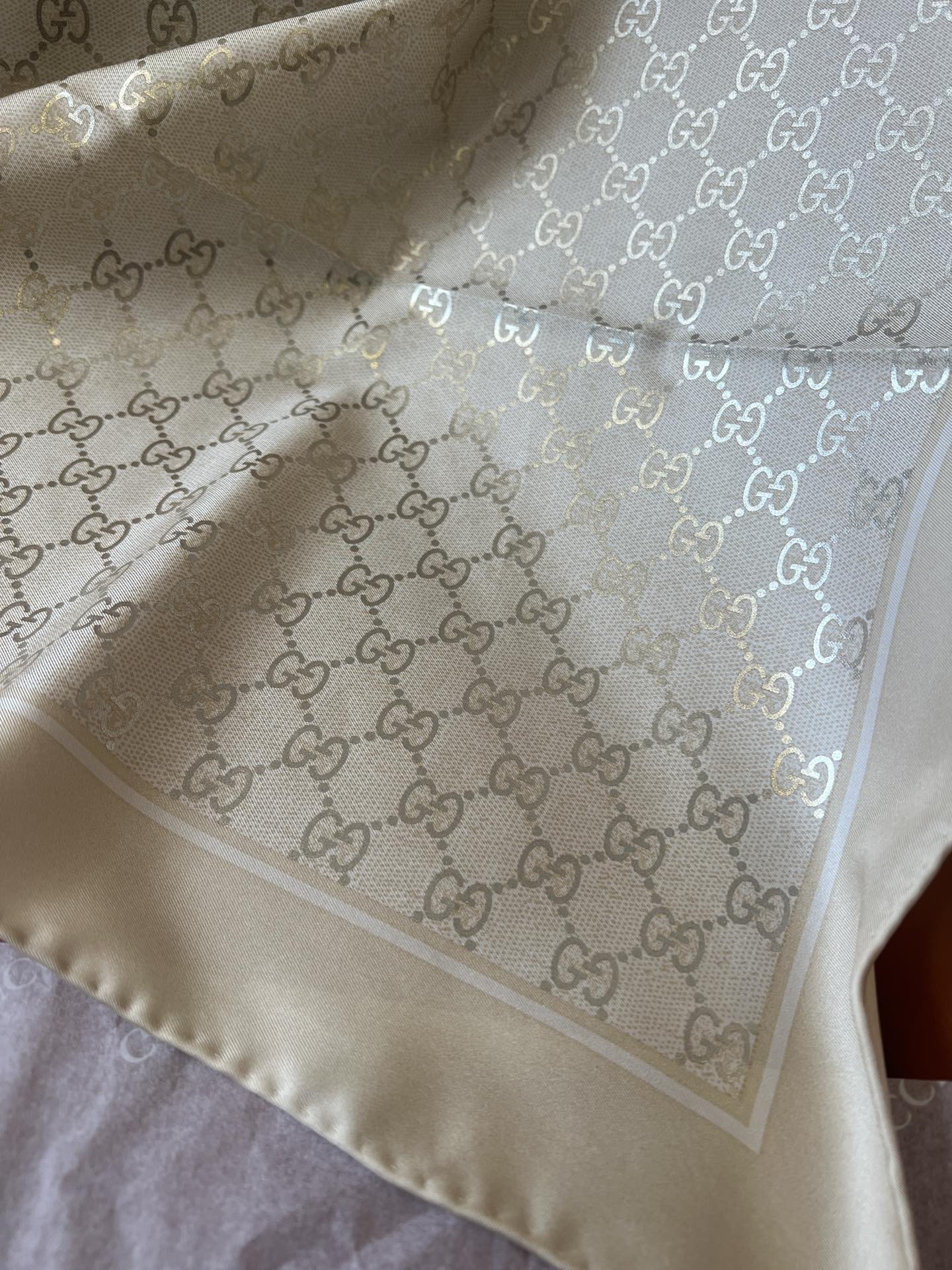 GUCCI 26S SCARF 90 IN SILK 816289