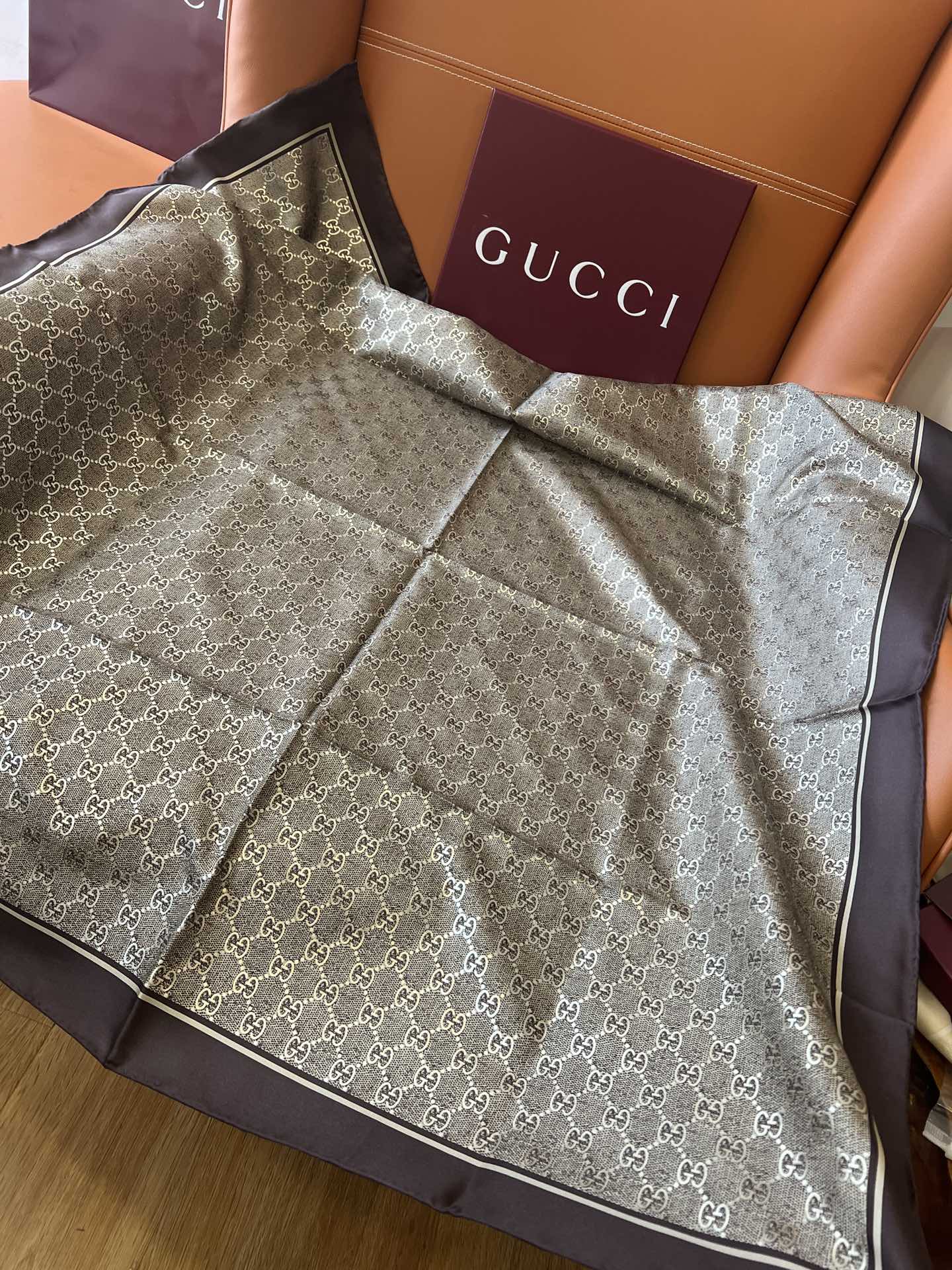 GUCCI 26S SCARF 90 IN SILK 816288