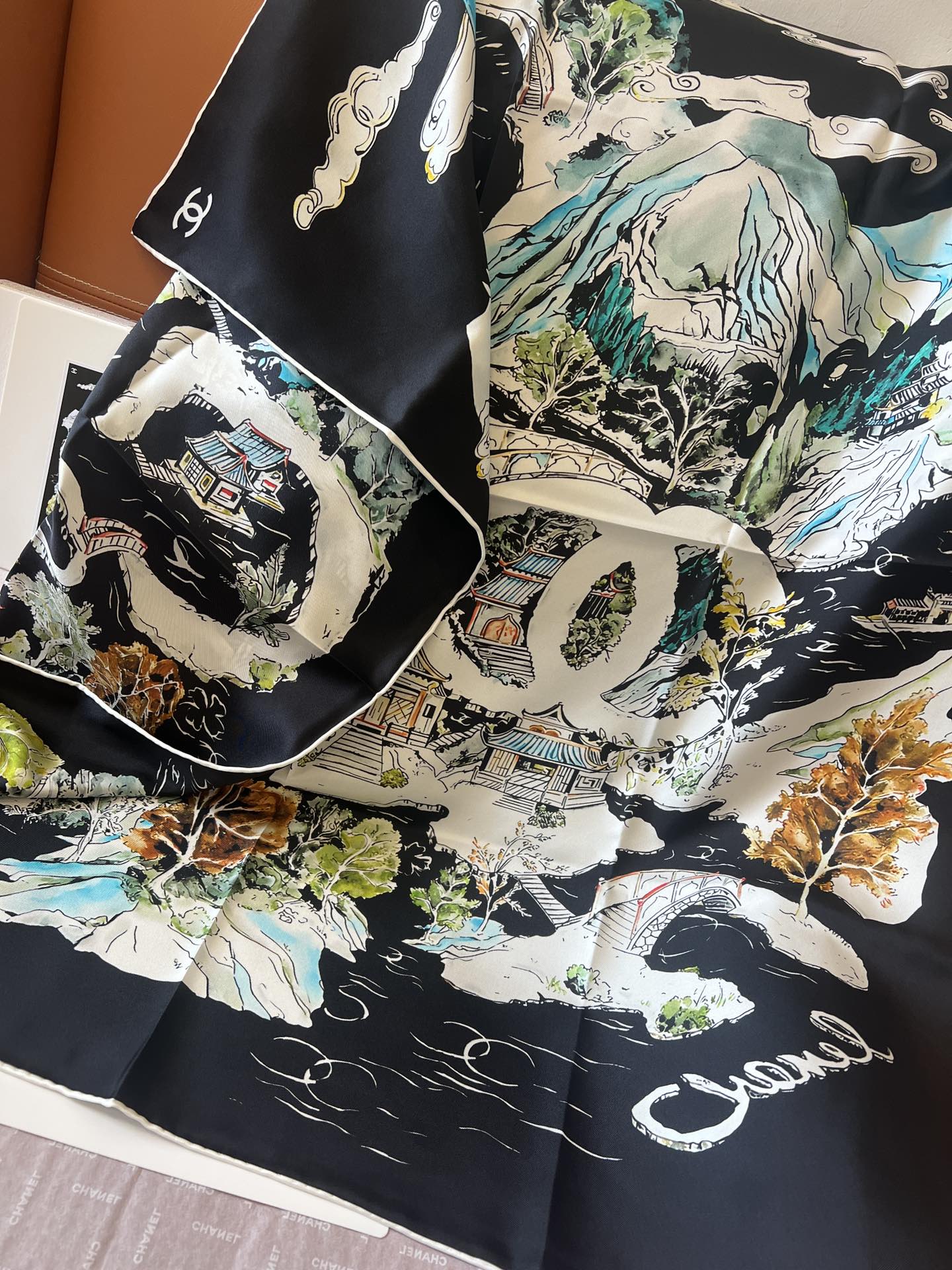 CHANEL 25S SCARF 90 IN SILK 715642