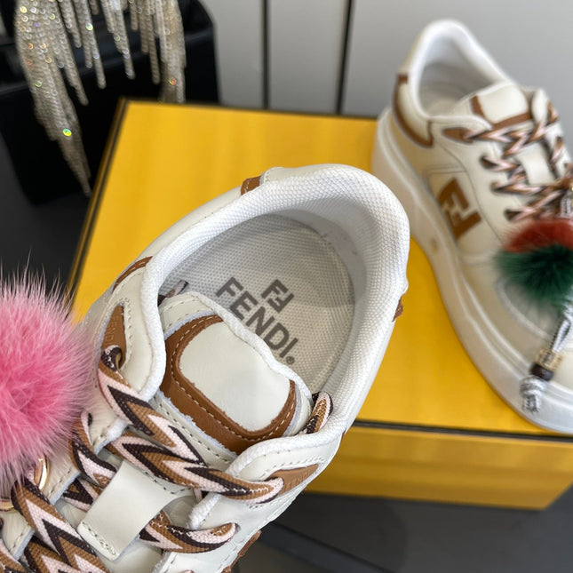 FENDI 25S SNEAKERS 50 MM IN CREAM WHITE SYNTHETIC LEATHER WITH CHARM