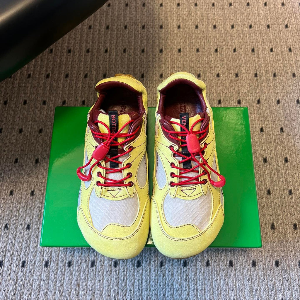 BOTTEGA VENETA 26S SNEAKERS IN LIGHT YELLOW SUEDE AND CREAM WHITE MESH FABRIC