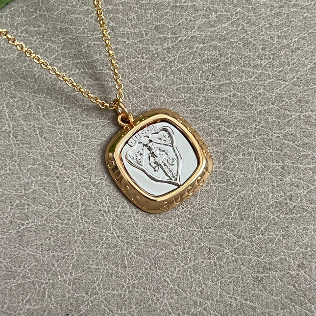 GUCCI 26S HERITAGE CREST MEDALLION PENDANT NECKLACE IN GOLD AND SILVER TONE METAL 625550