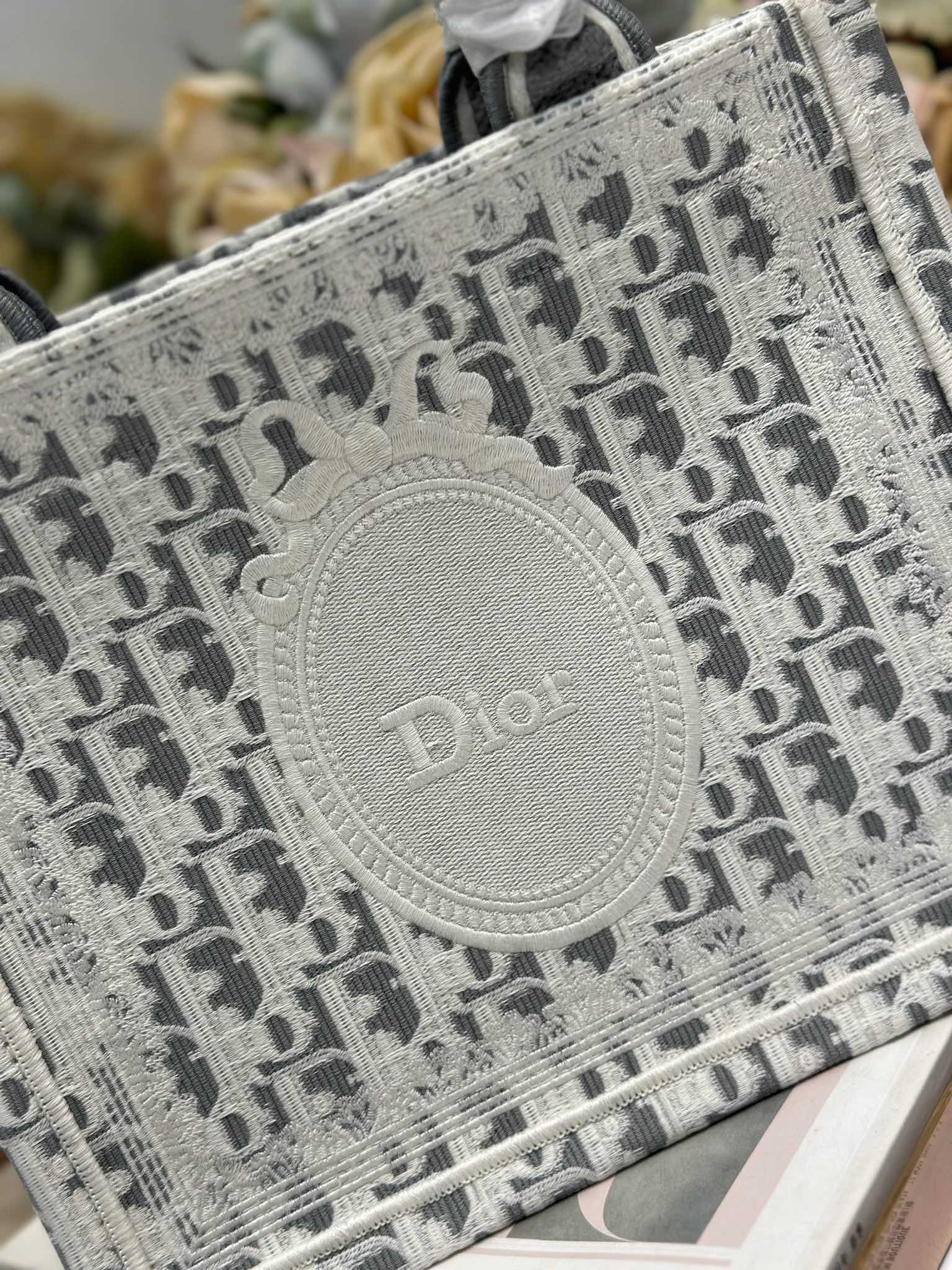 DIOR 26S BOOK TOTE BAG 26 IN GREY AND WHITE OBLIQUE JACQUARD