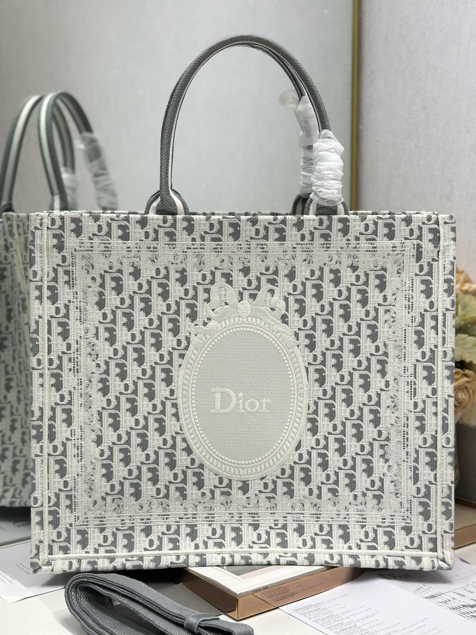 DIOR 26S BOOK TOTE BAG 42 IN GREY AND WHITE OBLIQUE JACQUARD
