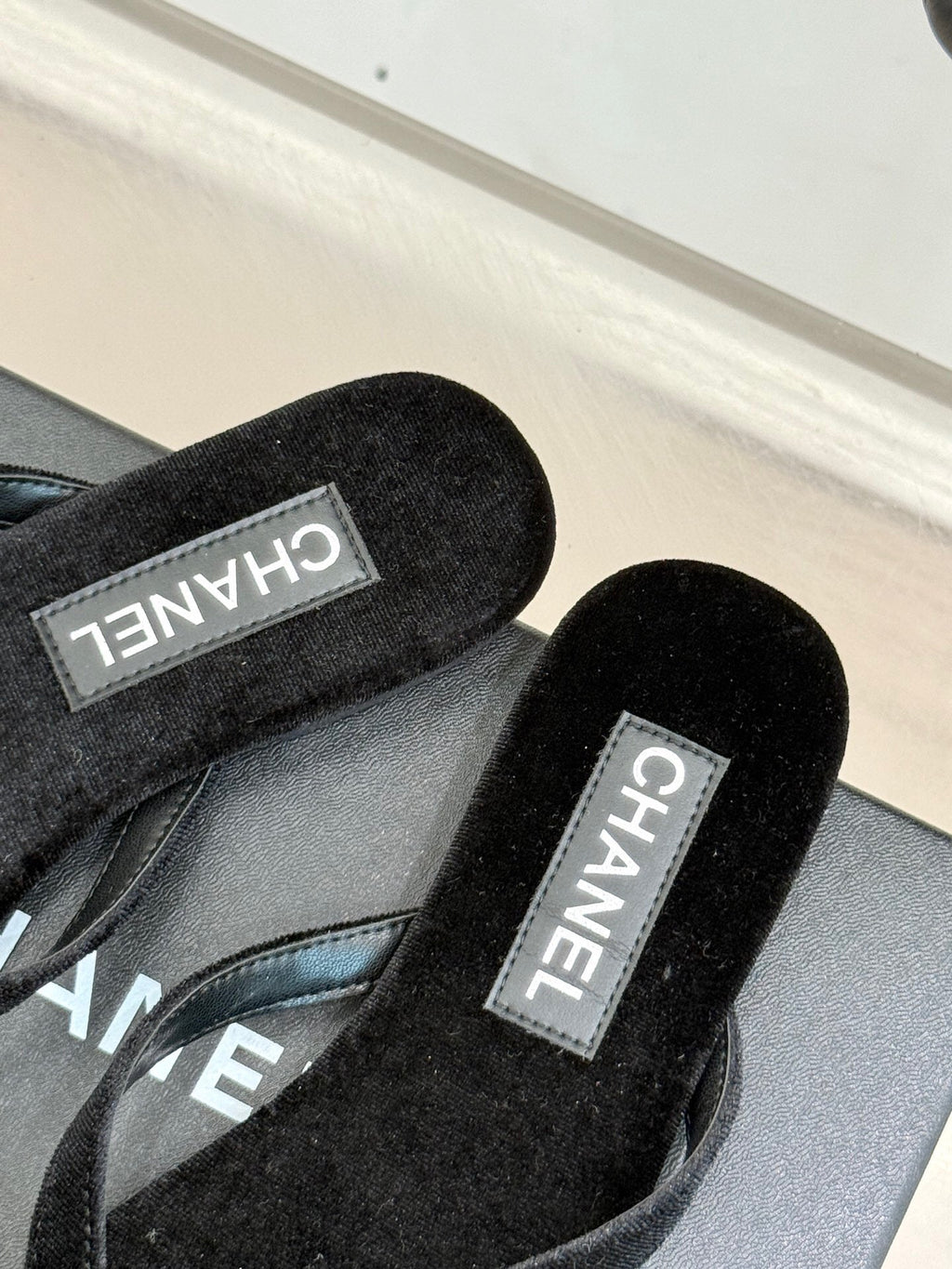 THONG SANDALS IN BLACK VELVET EMBOSSED CRYSTAL
