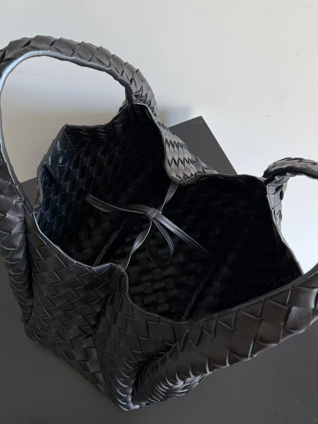 BOTTEGA VENETA  SHOULDER BAG 33 IN BLACK CALFSKIN