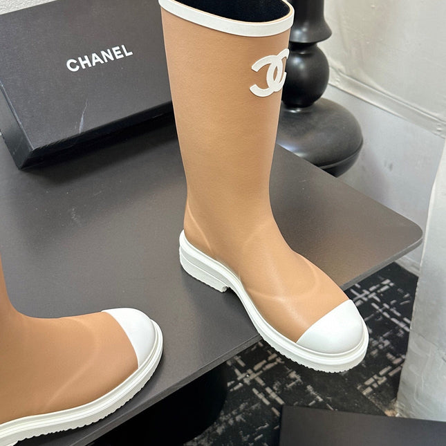 CC RAINBOOTS IN BEIGE TPU WHITE LOGO