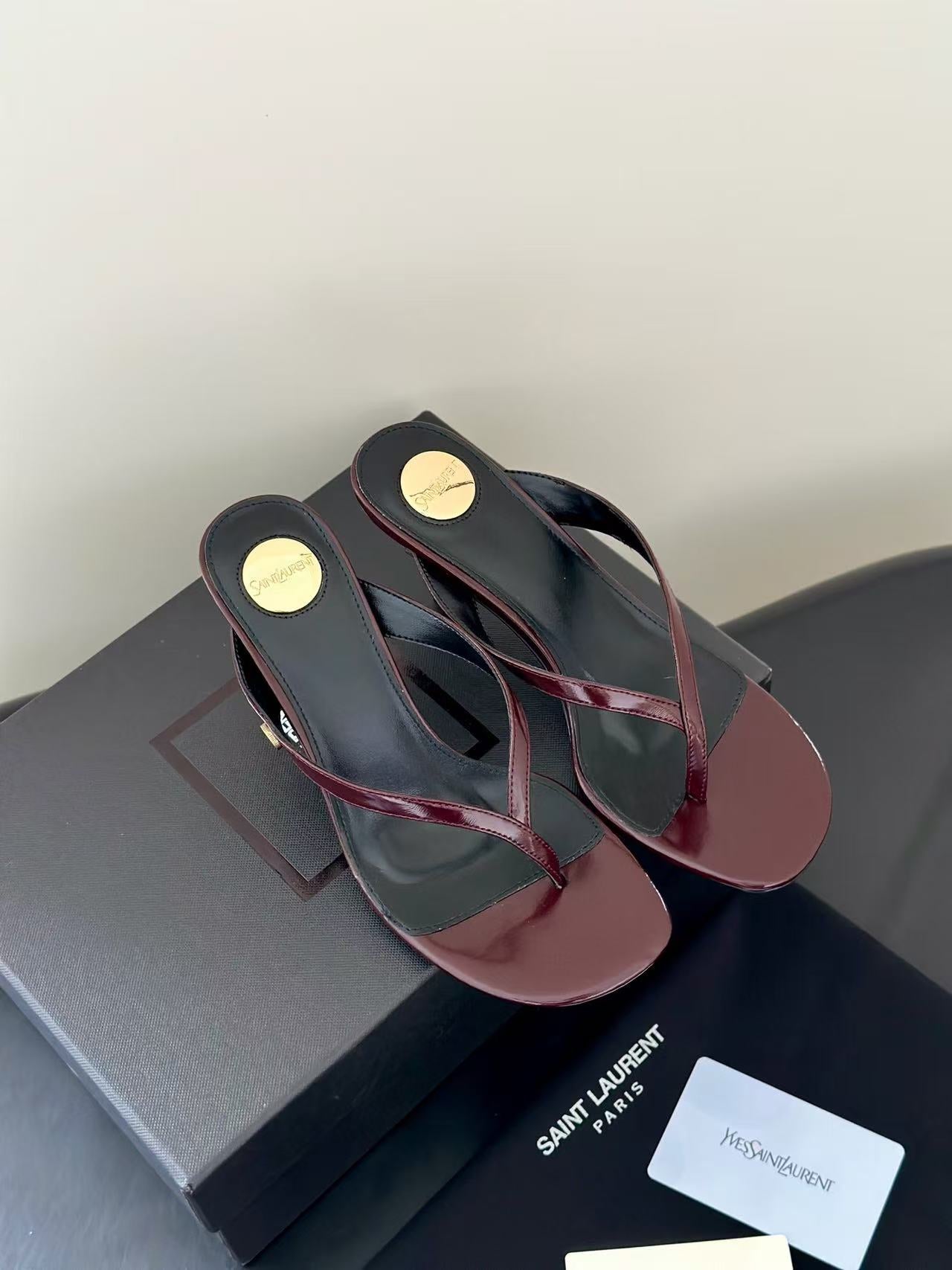 YSL 26S THONG HIGHHEEL SANDAL IN BURGUNDY PATENT LEATHER