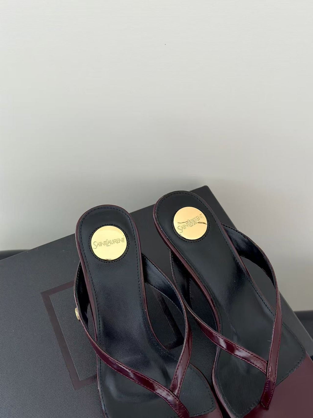YSL 26S THONG HIGHHEEL SANDAL IN BURGUNDY PATENT LEATHER