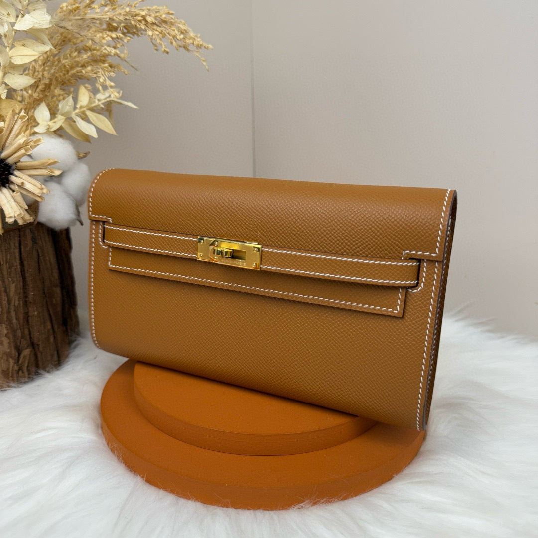 KELLY CLASSIQUE TO GO WALLET 20 IN BROWN CALFSKIN GOLD HARDWARE