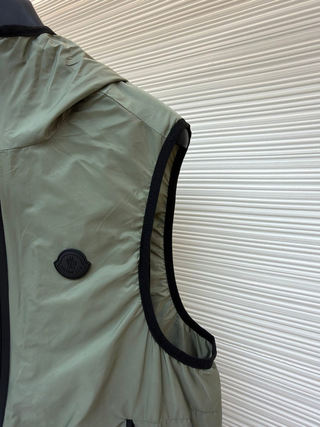 MONCLER 26S HOODED WINDBREAKER VEST 702