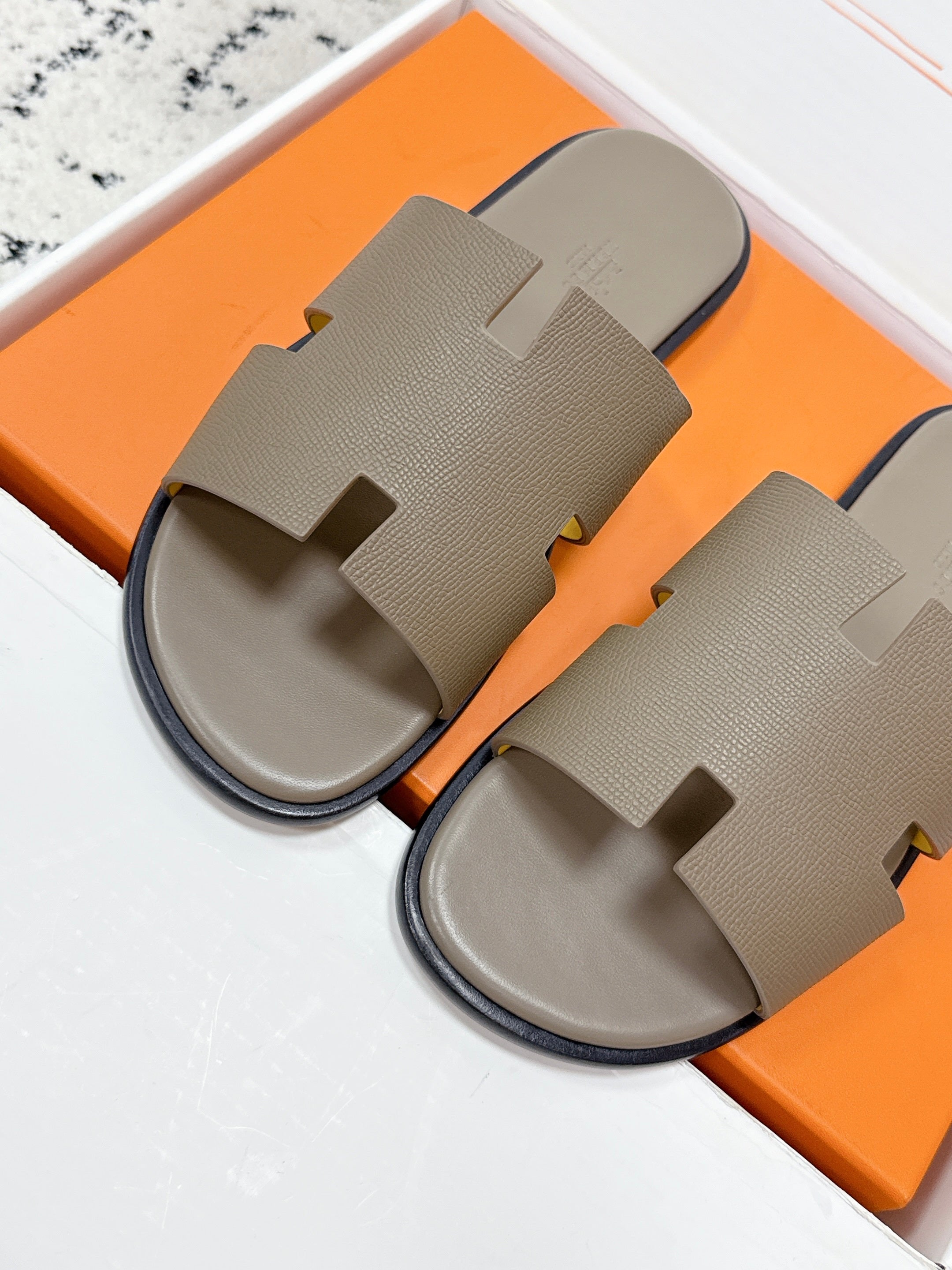 HM 26S IZMIR SANDAL IN ETOUPE LAMBSKIN