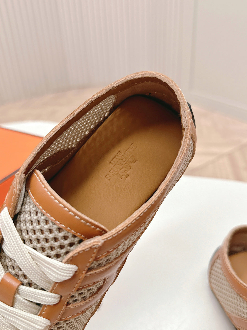 KIGA SNEAKER IN WHITE CROCHET KNIT AND BRONZE BROWN CALFSKIN