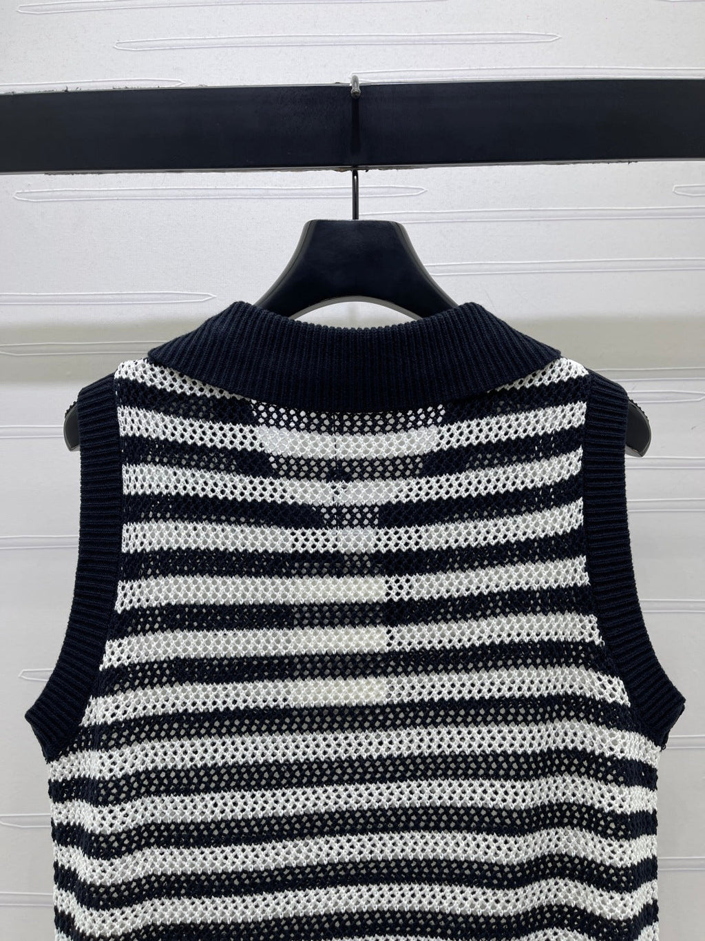 MONCLER 26S SLEEVELESS STRIPED KNIT POLO TOP 675