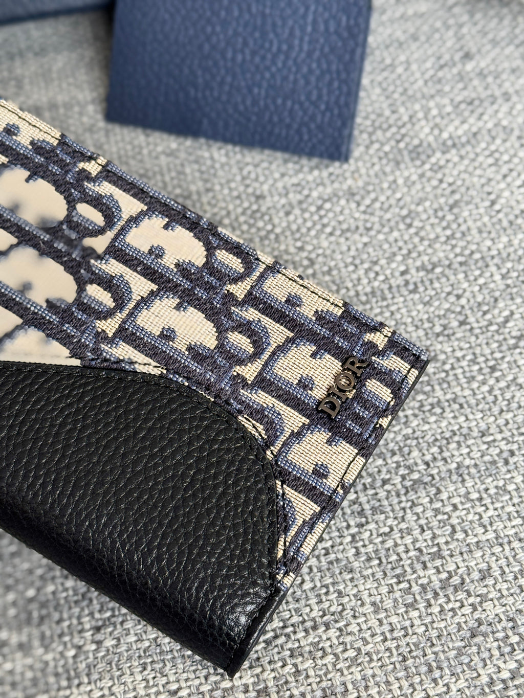 VERTICAL BIFOLD WALLET 19 IN BLACK GRAINED CALFSKIN MIX BLUE MONOGRAM OBLIQUE JACQUARD